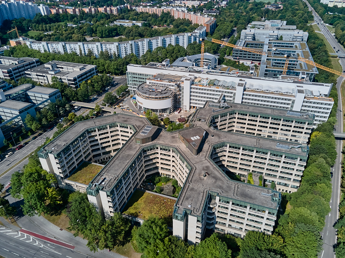 22.07.2022 - ehemaliges Alliant-Versicherungsgebäude und Wohnring in Neuperlach